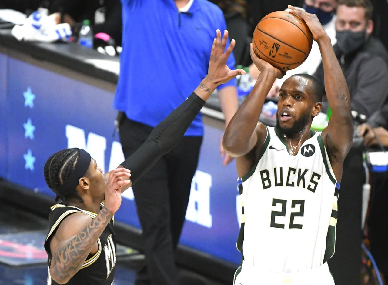 Khris Middleton scores 8 while coming off bench in Bucks win - ESPN